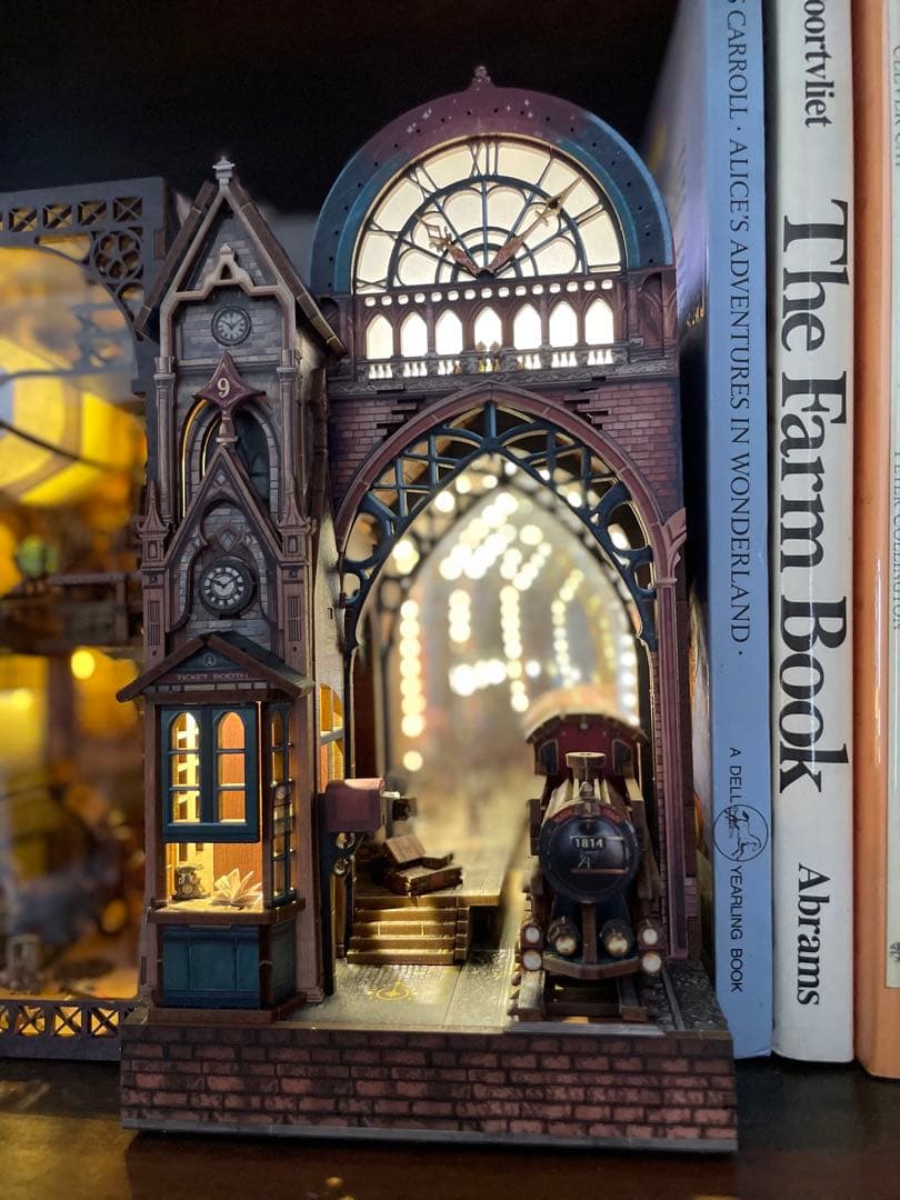 ブックヌック 完成品　booknook 魔法の駅　ミニチュア　アンティーク