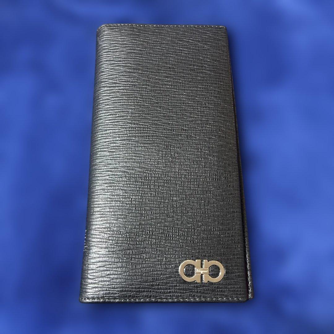 フェラガモ 黒の長財布 赤内装 複数カードポケット