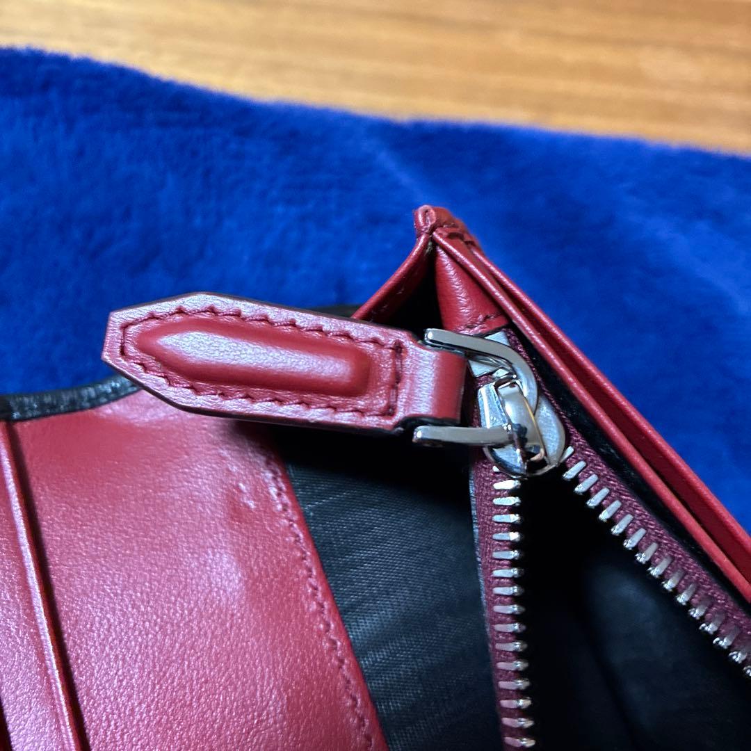 フェラガモ 黒の長財布 赤内装 複数カードポケット