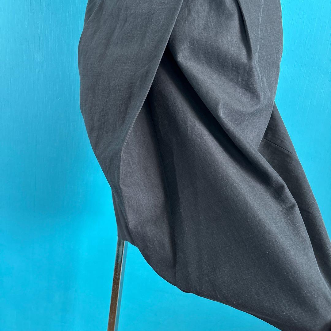 1136 ドリスバンノッテン　黒 ワンタック膝丈スカート　コクーンシルエット