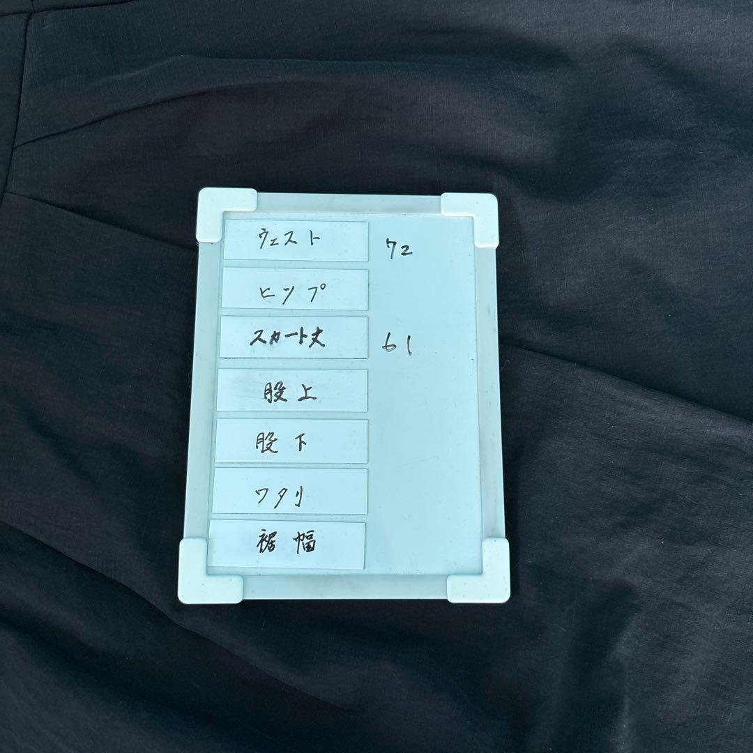 1136 ドリスバンノッテン　黒 ワンタック膝丈スカート　コクーンシルエット