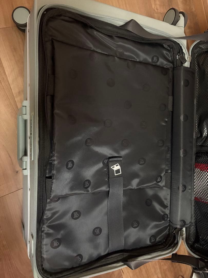 片開きスーツケース