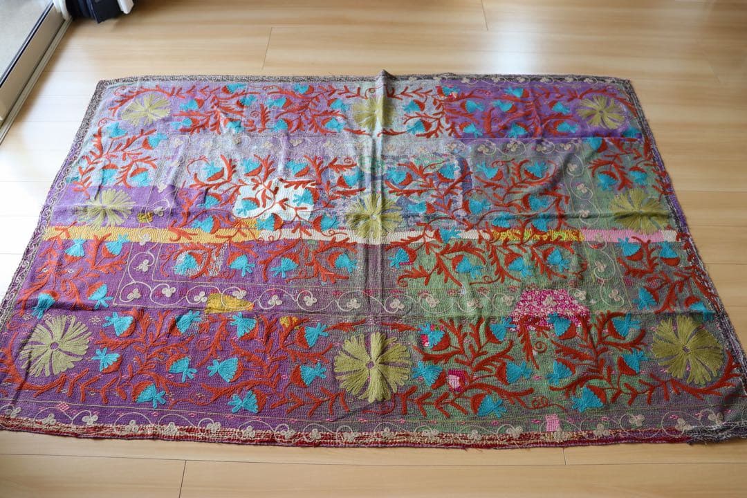 オールドラリーキルトスザニ刺繍　多色刺繍ラグ 大きめ