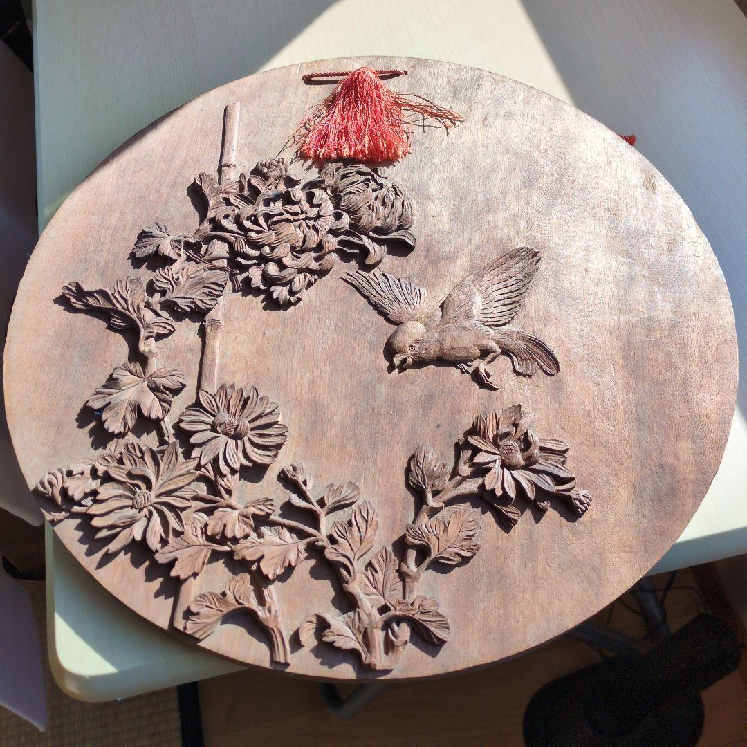 菊花と竹やスズメの立体彫刻が施された木彫の壁掛け装飾品