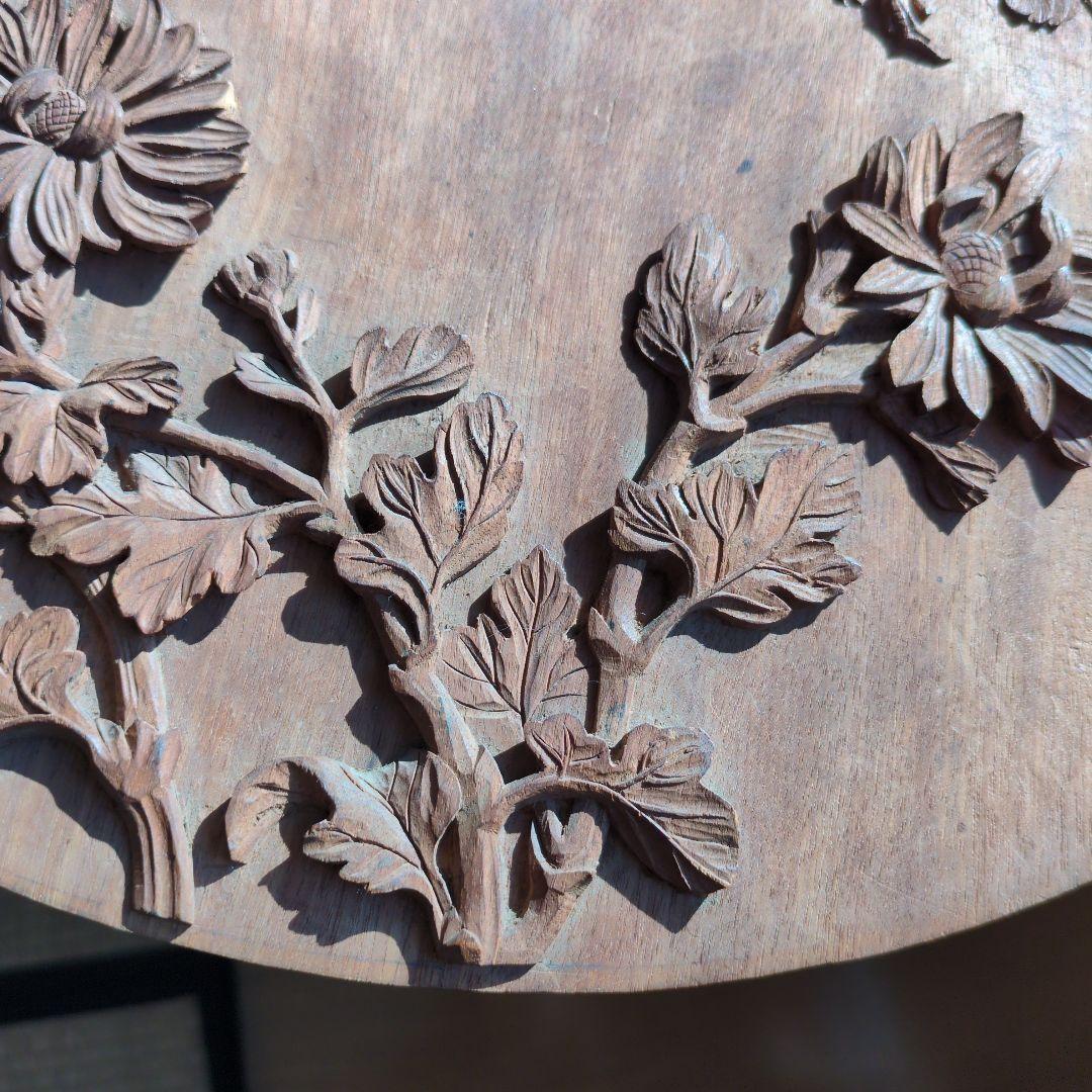 菊花と竹やスズメの立体彫刻が施された木彫の壁掛け装飾品