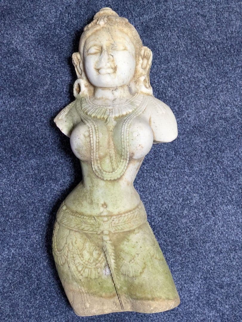 インド　カジュラホ遺跡　仏像 約30cm