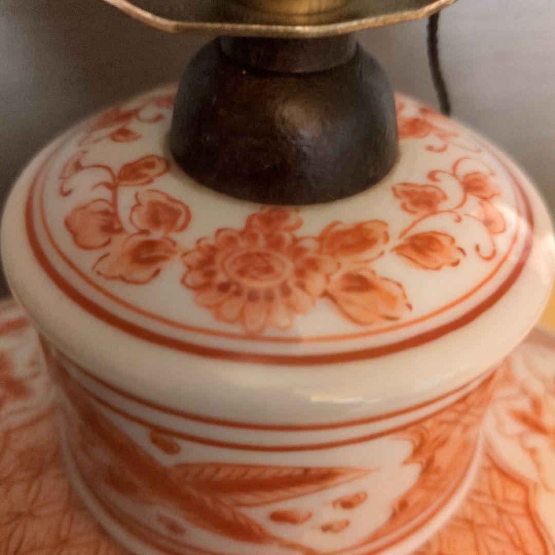 オレンジとホワイトの陶器製テーブルランプ