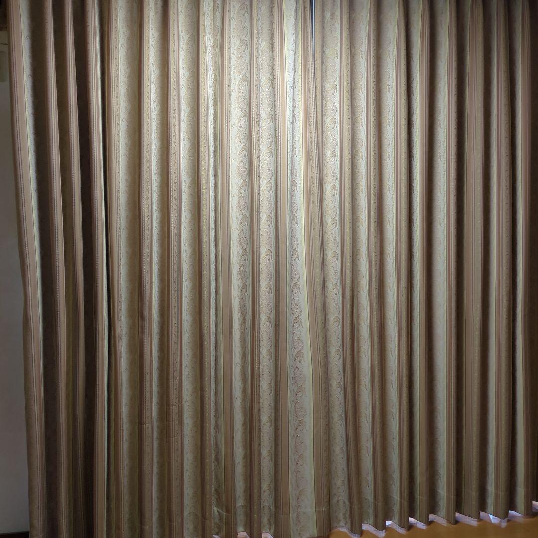 ベージュ模様入り厚手ドレープカーテン
