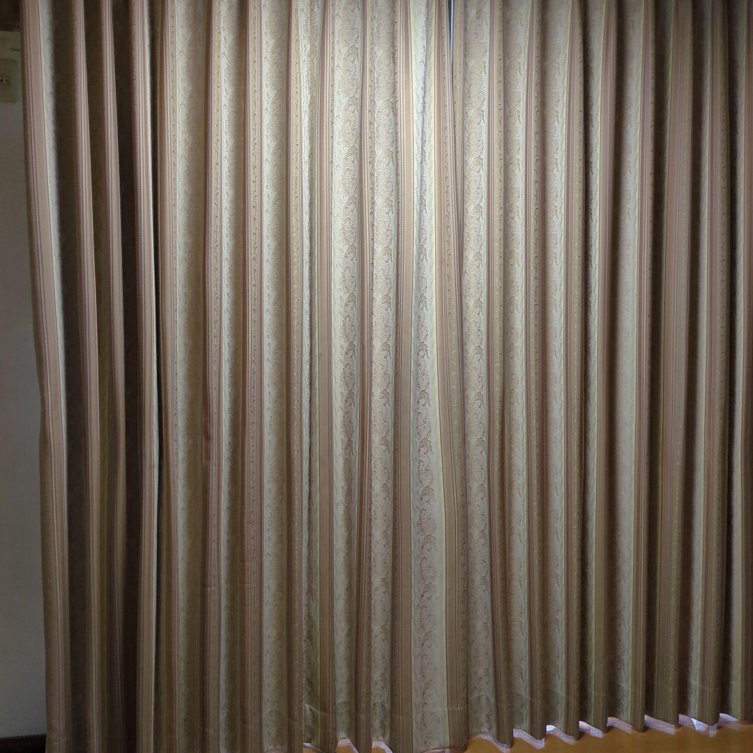 ベージュ模様入り厚手ドレープカーテン