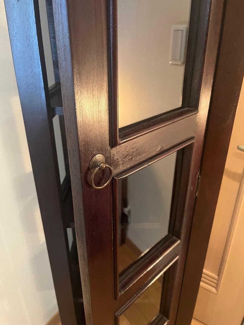 木製ガラス扉付キャビネット 本棚　アジアン家具　キャビネット