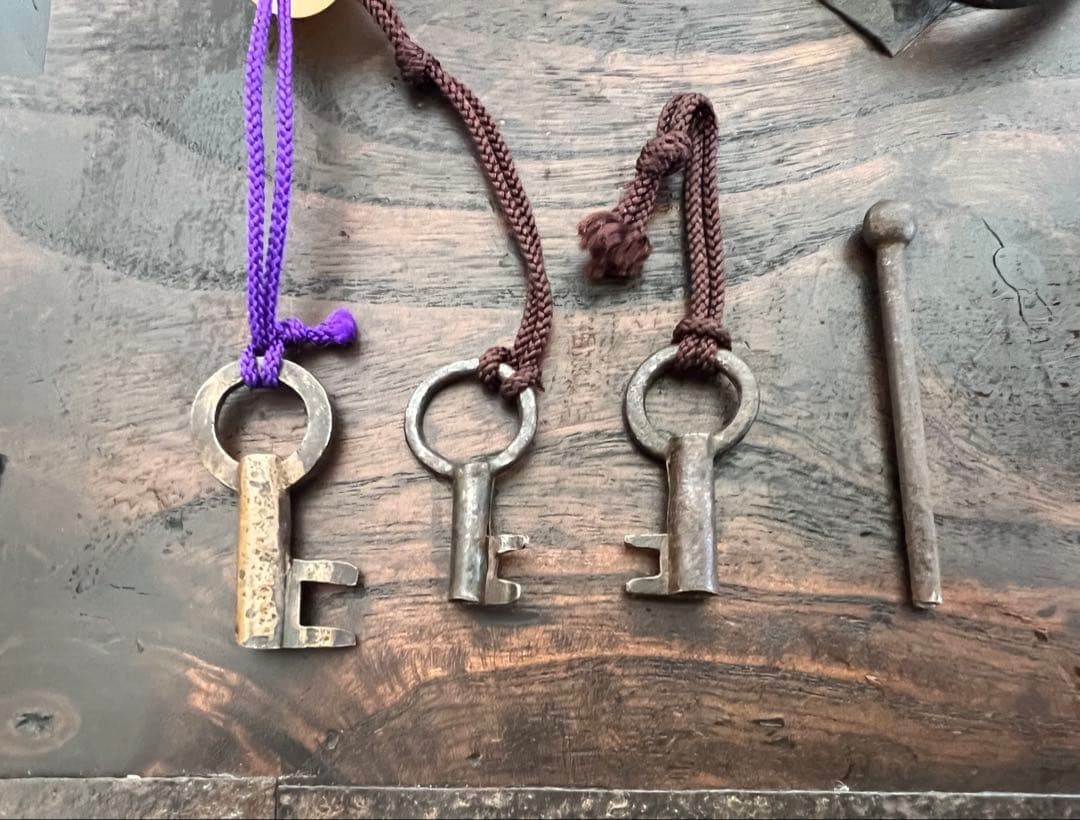 骨董品 船箪笥 時代箪笥 木製 鉄金具 鍵付 アンティーク 小引出(5ヶ所)