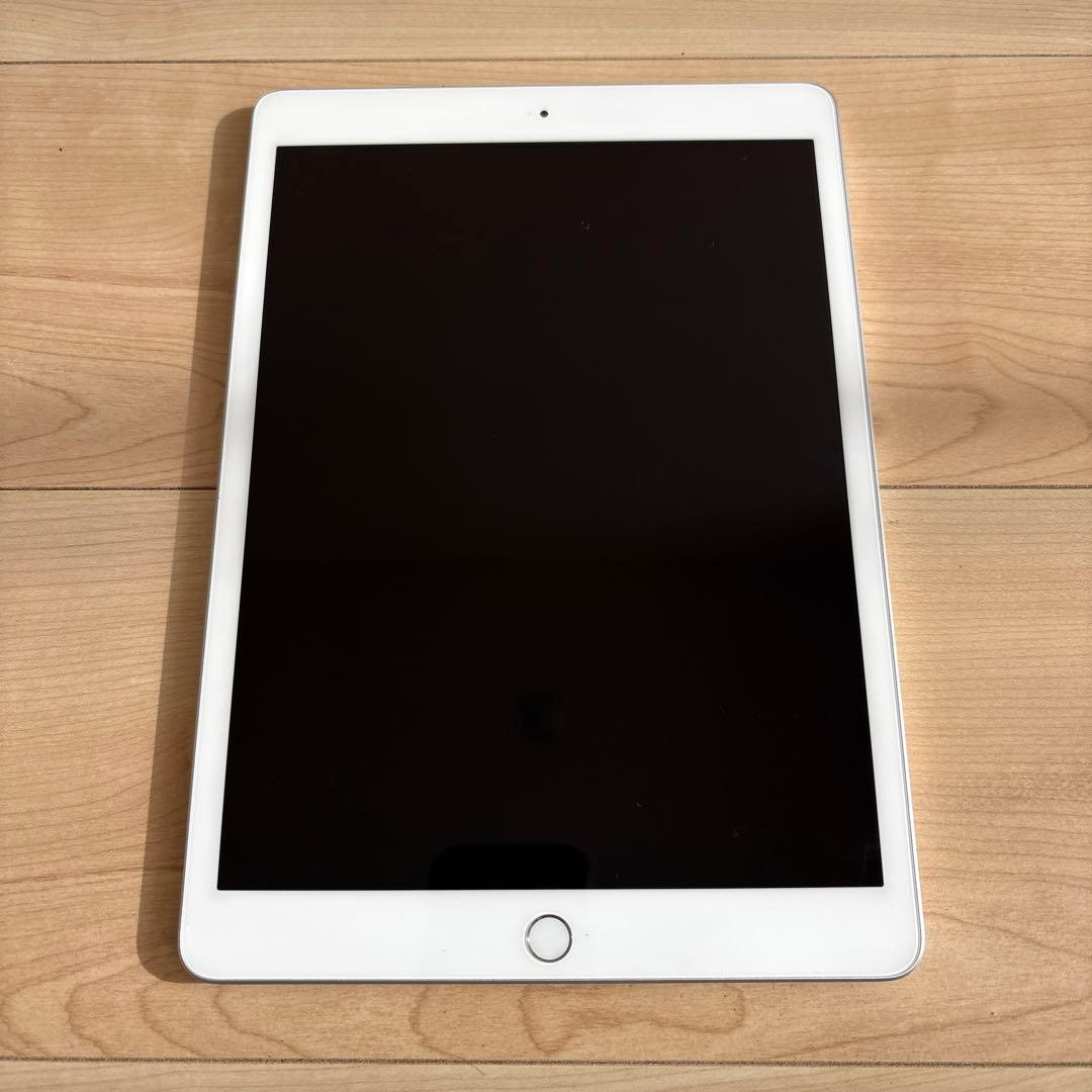 iPad（第8世代）32GB キーボードケース、充電アダプタ、コード付き