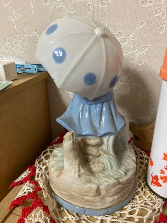 8/4 AMまで！アンティーク　傘を持つ少女　陶器