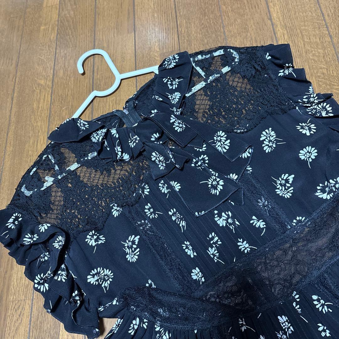 ドルチェ＆ガッパーナ 花柄黒ドレス フリル袖 レース付き