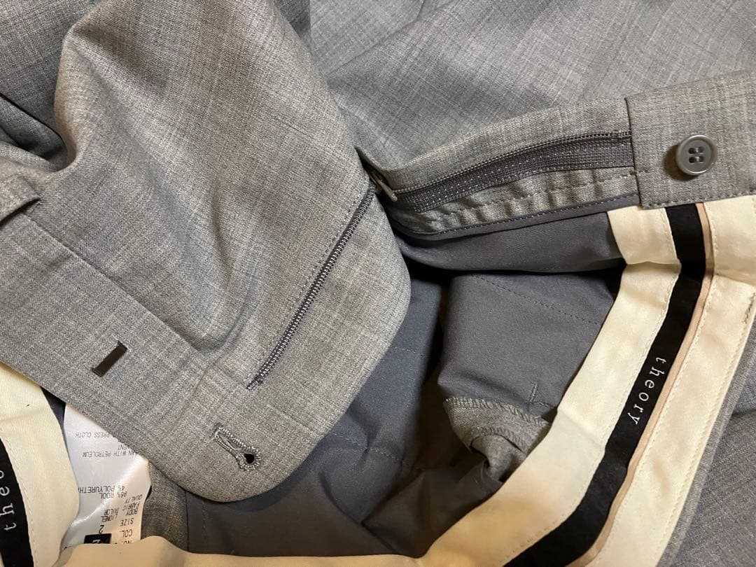 Theory セオリー　日本製。サイズ0（S- M）グレー　パンツスーツ　未使用
