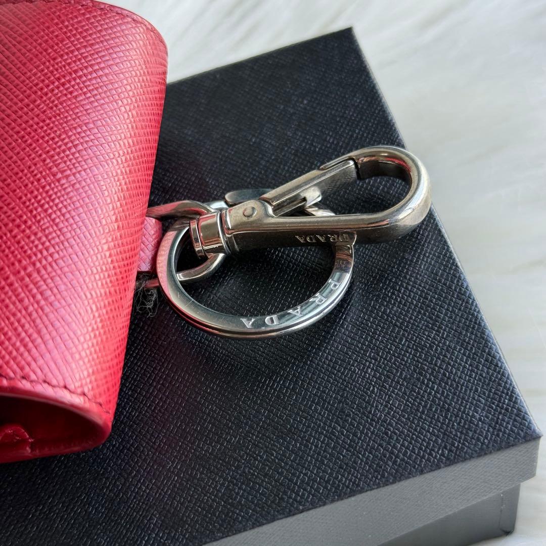 プラダ サフィアーノ レザー AirPods ケース 三角ロゴ レッド