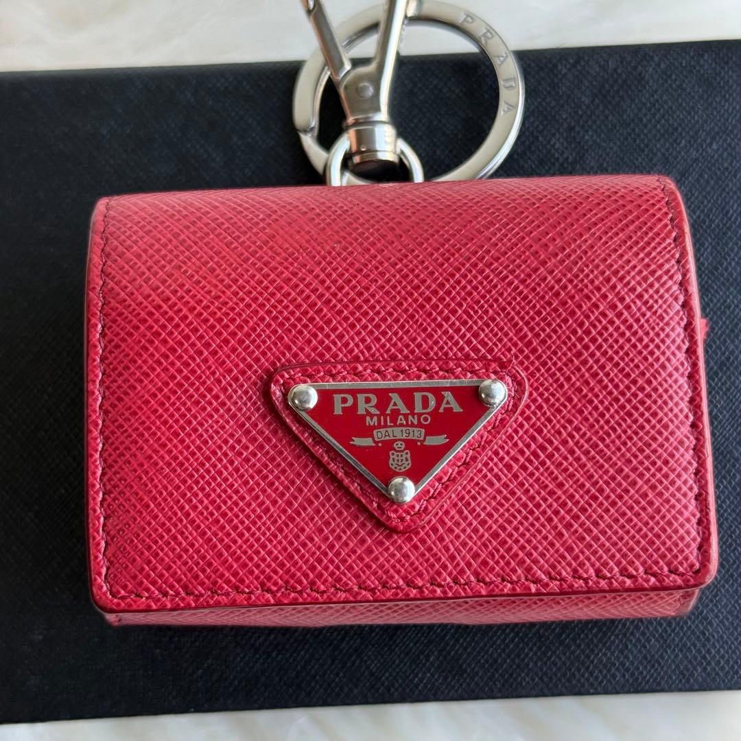 プラダ サフィアーノ レザー AirPods ケース 三角ロゴ レッド