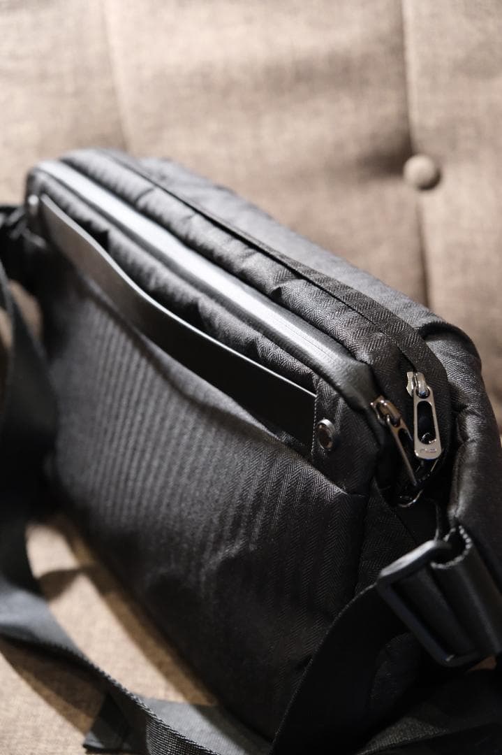 バッグ Radiant R0 Plus Sling Bag NIID