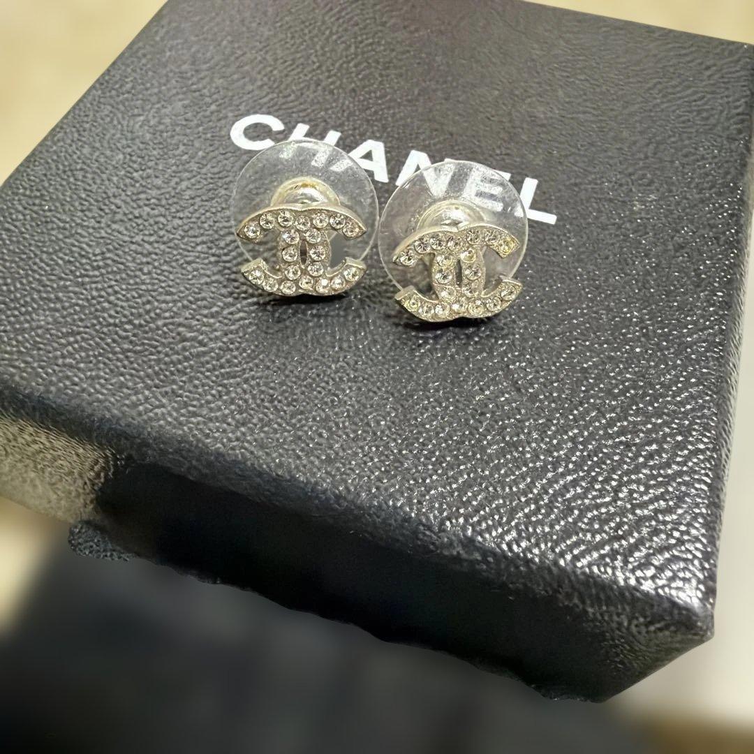 CHANEL CCロゴクリスタルスタッドピアス
