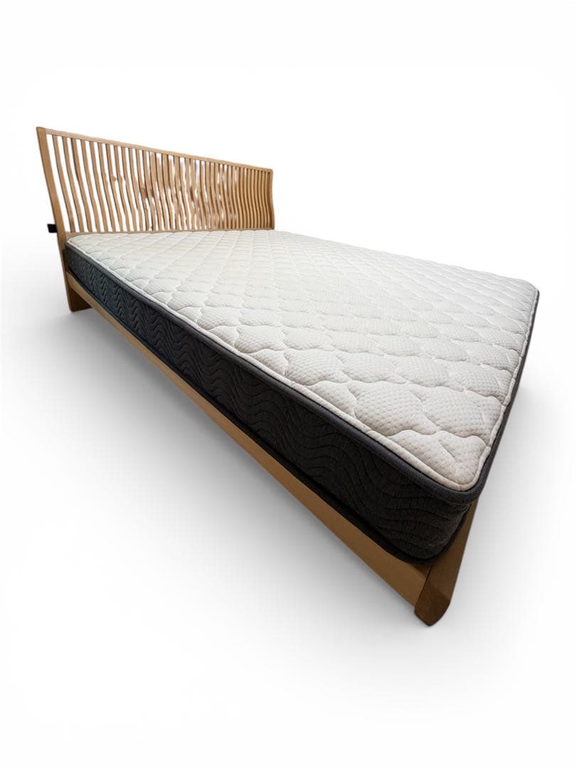 クイーンサイズ ベッドフレーム 無垢材 両サイドコンセント付き