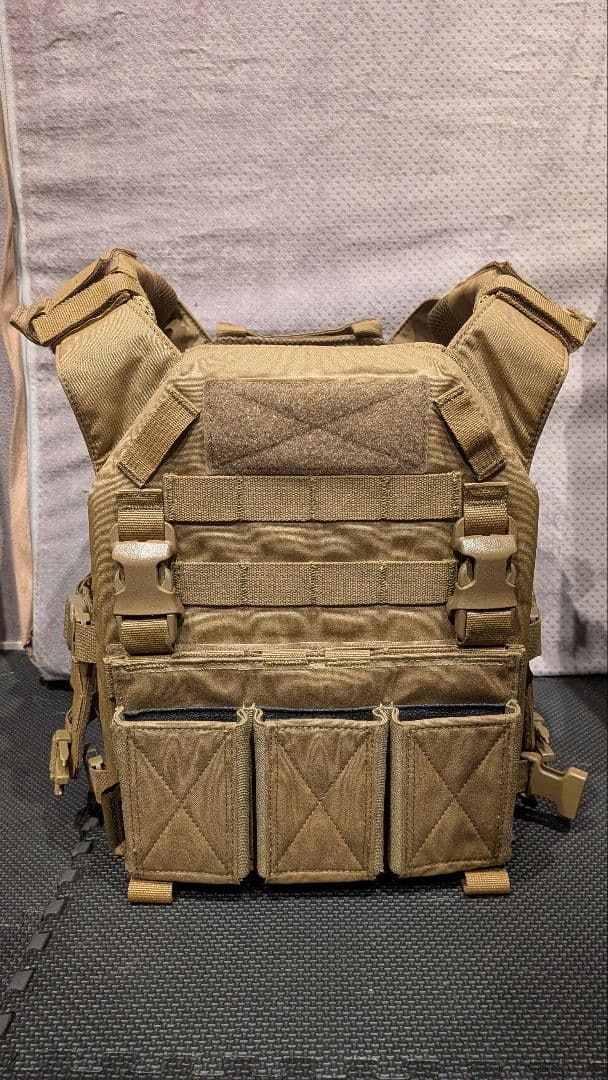 ウォーリアアサルトシステム プレートキャリア（3連マグポーチ付き）