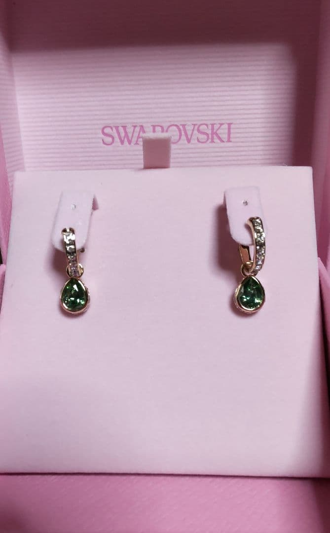 Swarovski グリーン ドロップ型チヤーム&フープピアス
