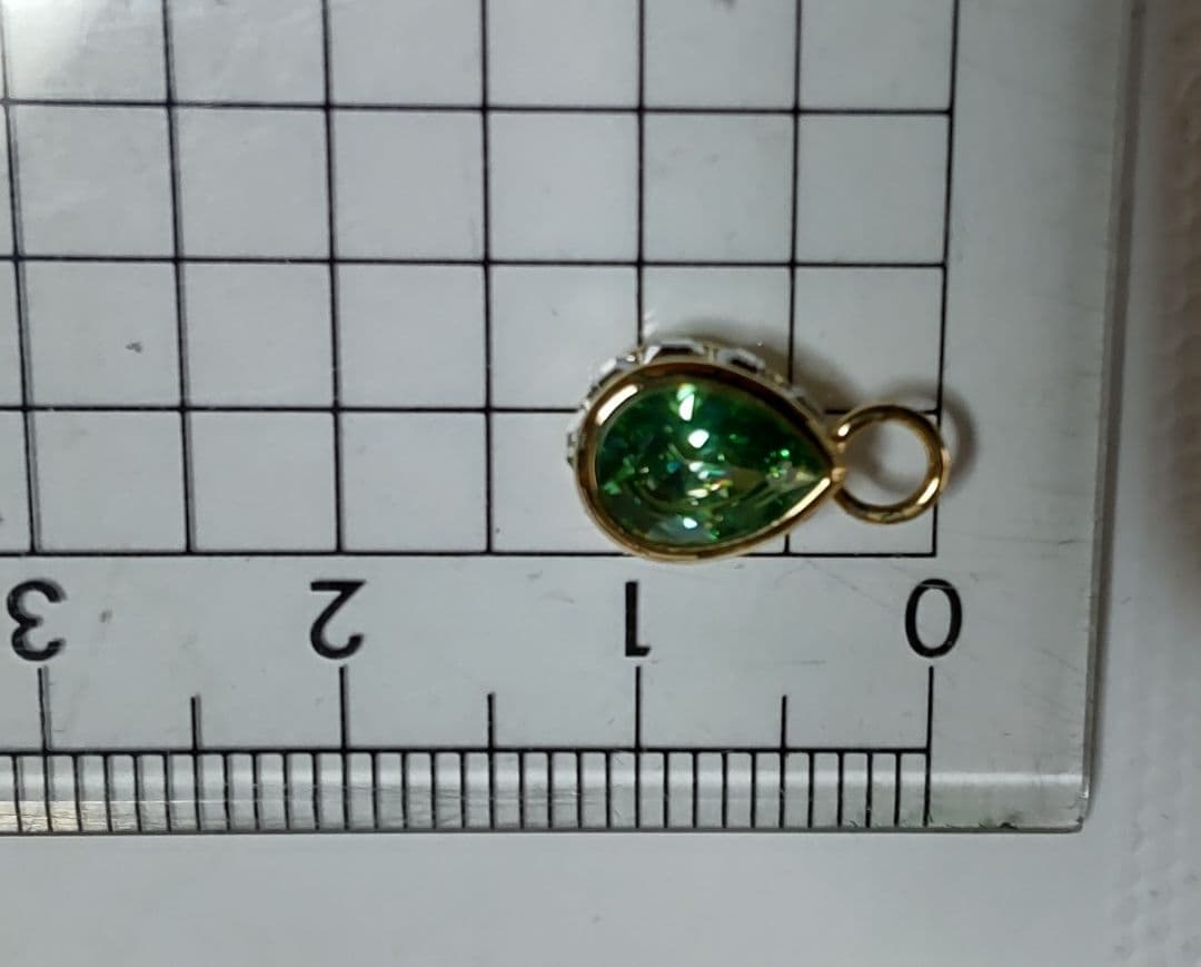 Swarovski グリーン ドロップ型チヤーム&フープピアス