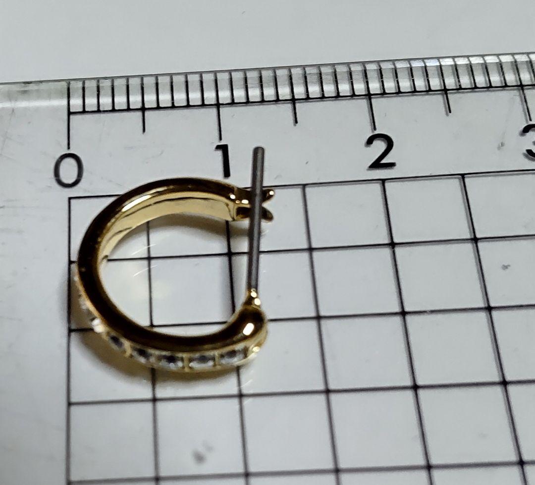 Swarovski グリーン ドロップ型チヤーム&フープピアス