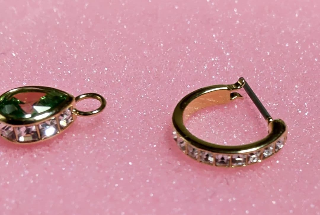 Swarovski グリーン ドロップ型チヤーム&フープピアス