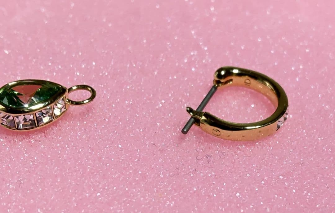 Swarovski グリーン ドロップ型チヤーム&フープピアス