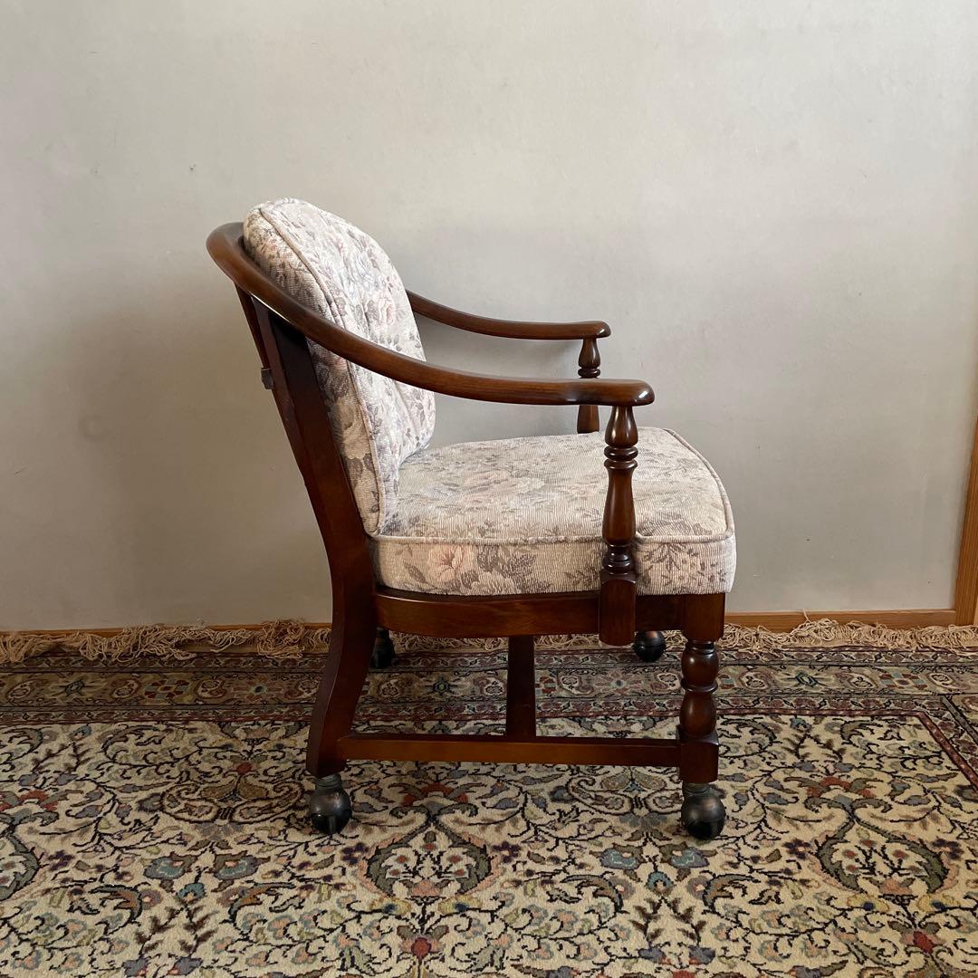 ①【美品】カリモク アームチェア コロニアル キャスター付き ダイニングチェア