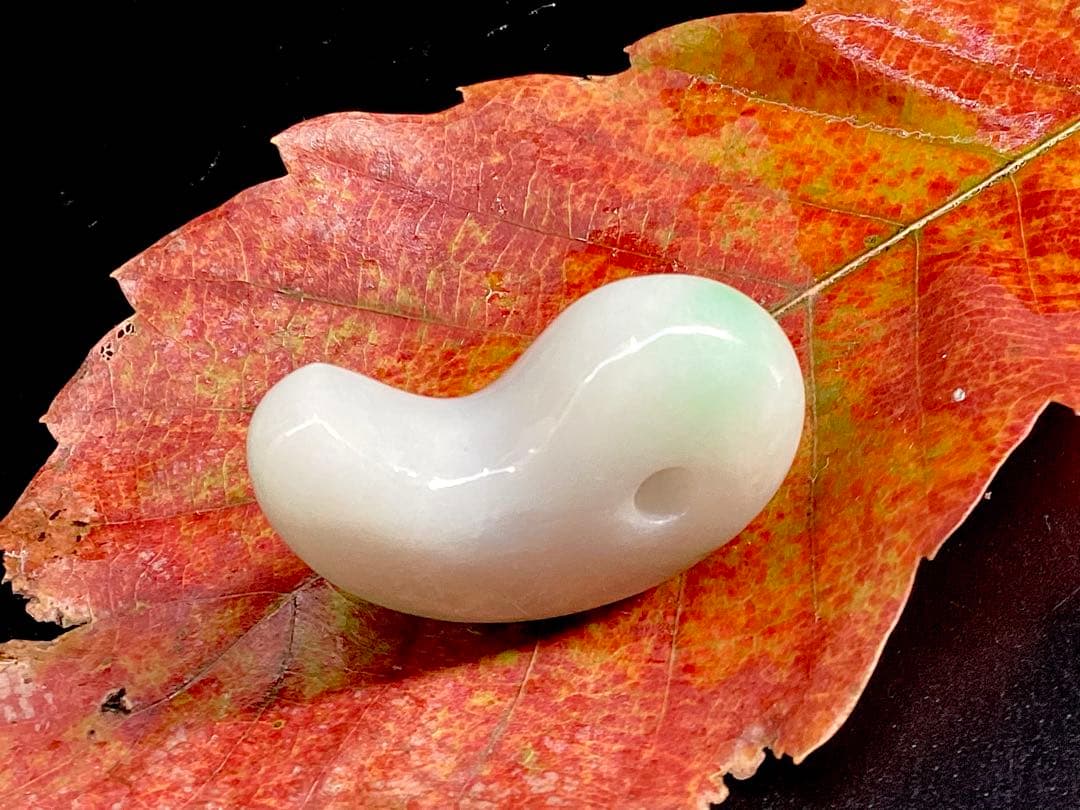 超レア‼️高額材料使用 ジェダイト糸魚川翡翠勾玉‼️ コレクション級　御守り　本物を