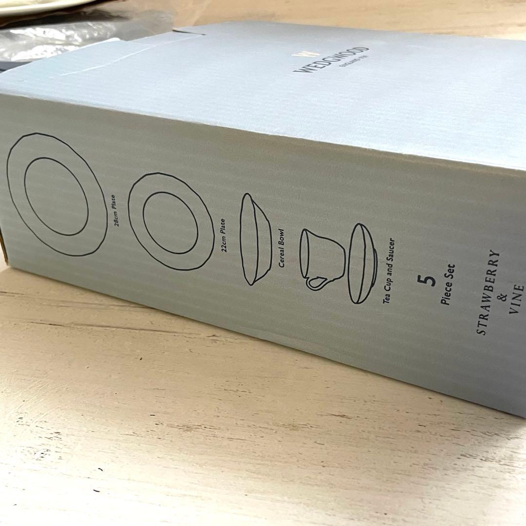 新品ブランド箱入り /ストロベリー＆バイン食器5点のペアセット