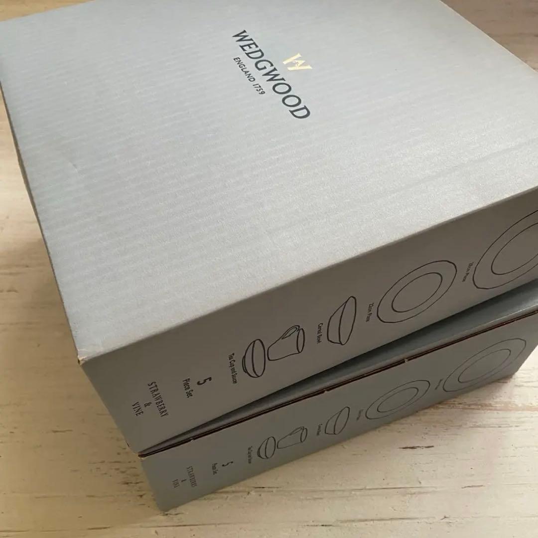 新品ブランド箱入り /ストロベリー＆バイン食器5点のペアセット