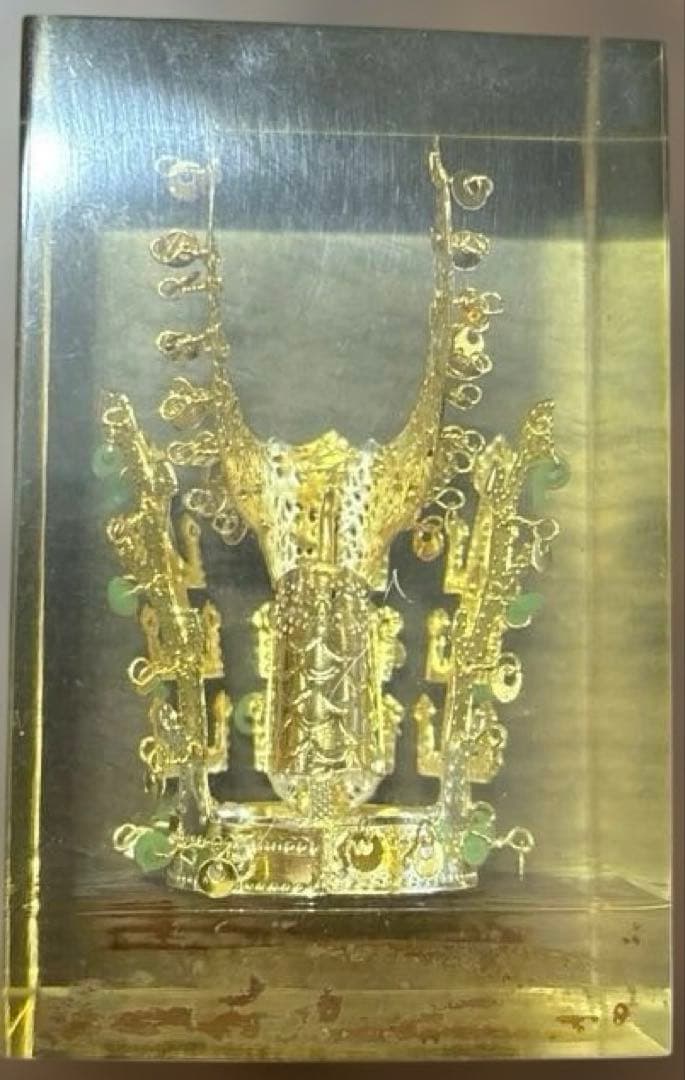 【希少】韓国 国宝 新羅の金冠 レプリカ 24金メッキ アクリルブロック 置物