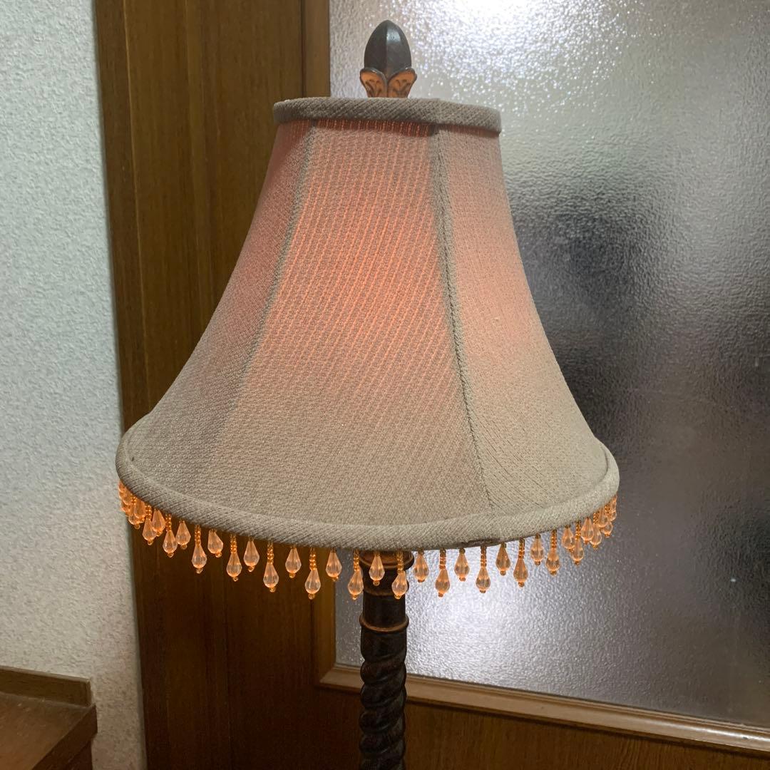 オシャレなスタンドライト上にチューリップ