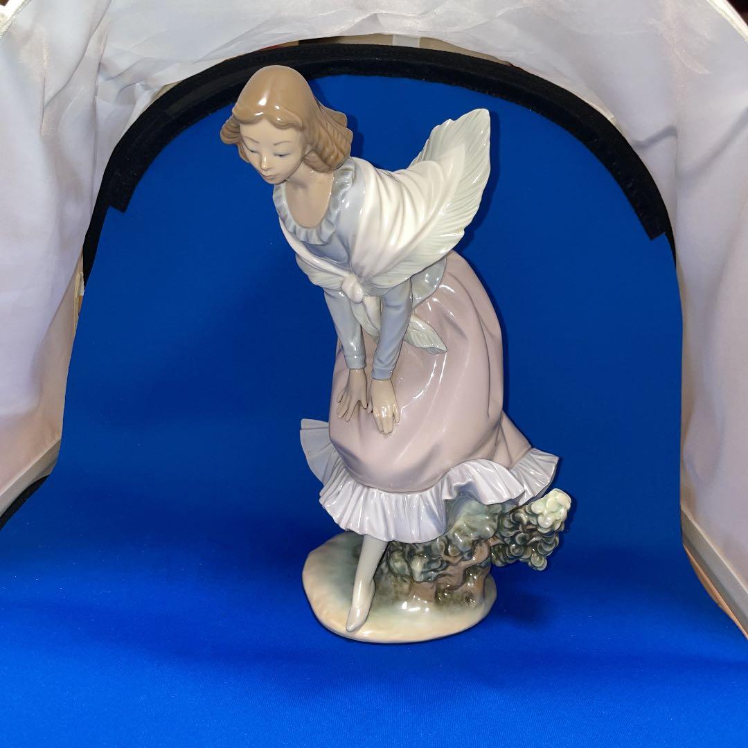 希少　リヤドロ　木の上で屈む女性　スカーフなびく女性