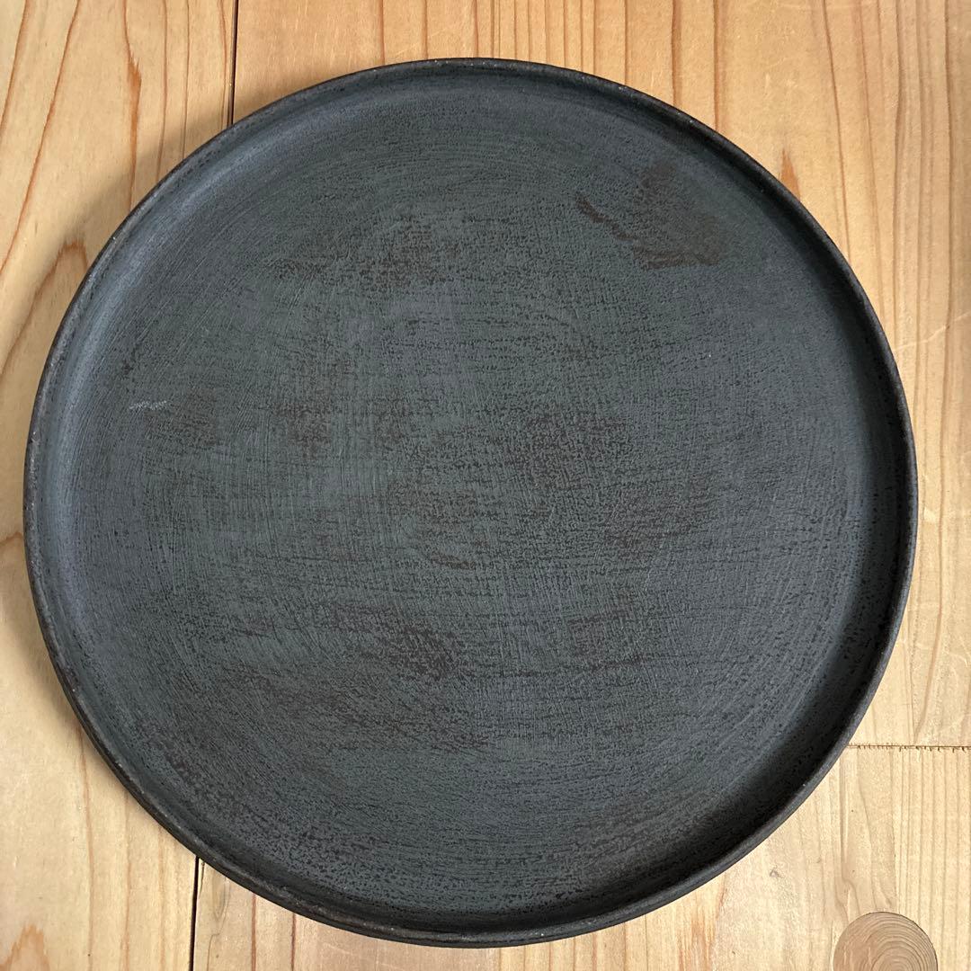 黒の陶器製円形プレート kei condo