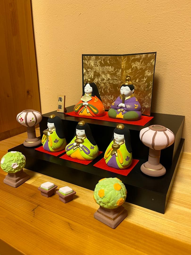 陶器　伝統的なひな人形セット