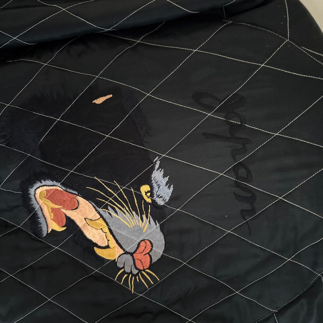 ホワイト スカジャン 日本刺繍　東洋エンタープライズ　白と黒のシンプルなデザイン