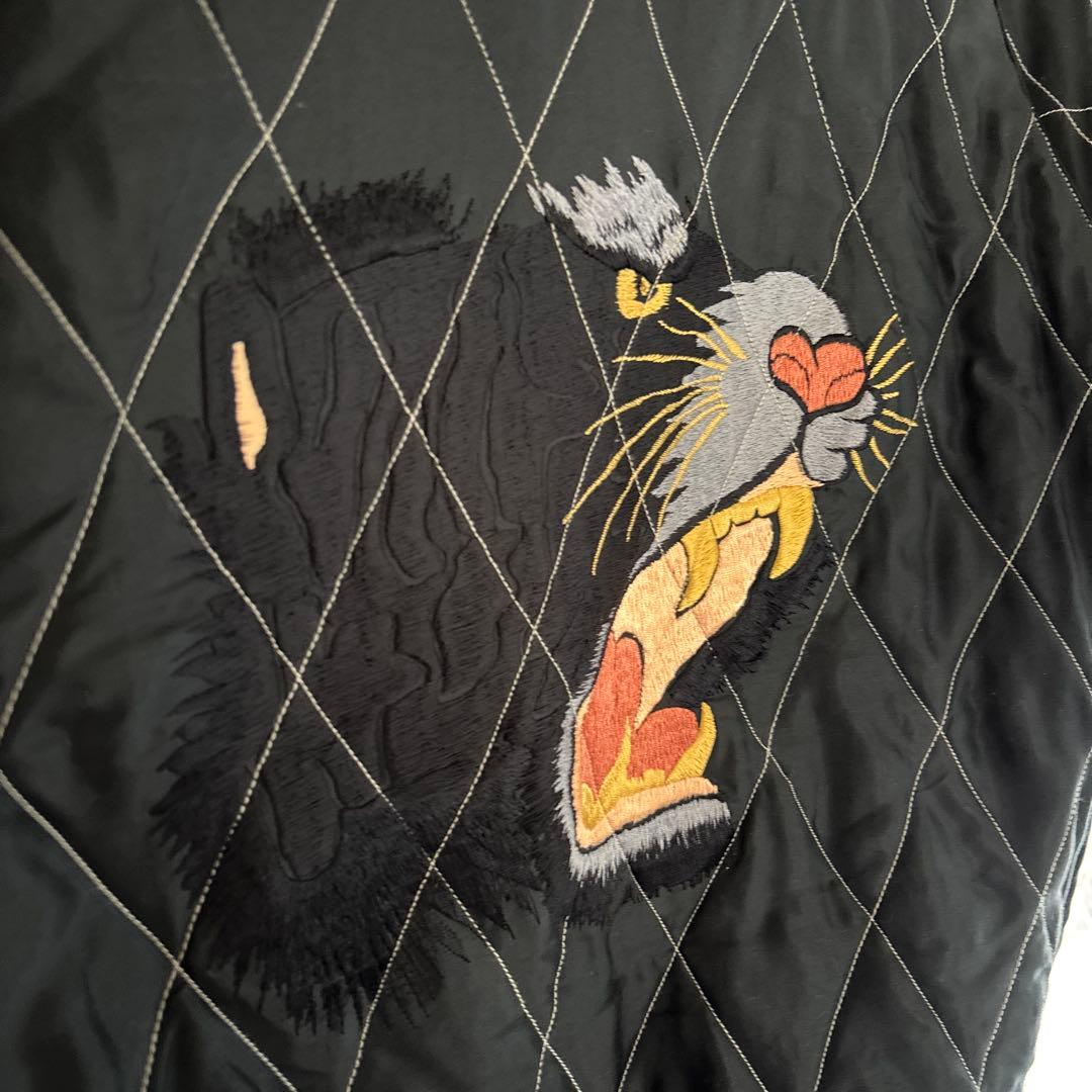 ホワイト スカジャン 日本刺繍　東洋エンタープライズ　白と黒のシンプルなデザイン