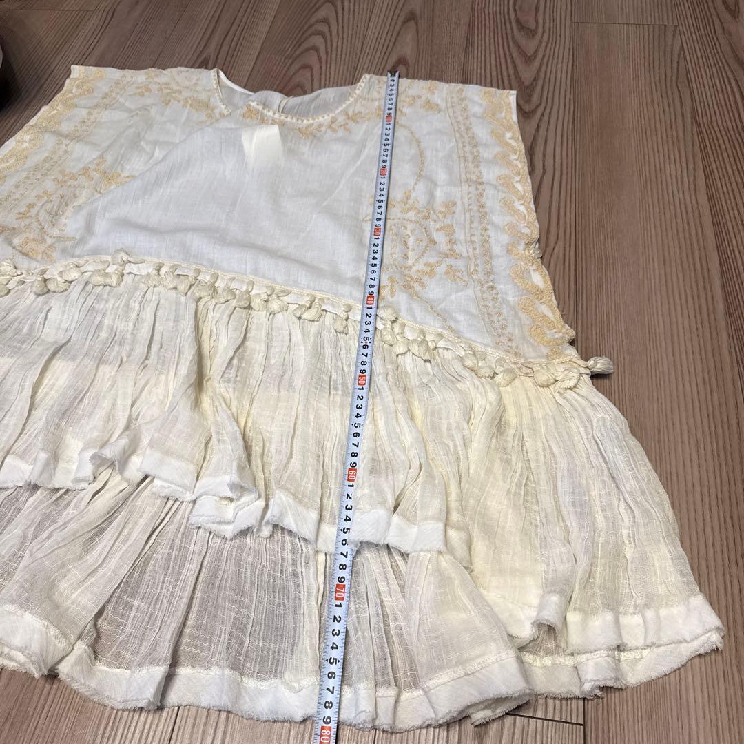 【新品タグ付き】フリンジ付き刺繍オフホワイトトップス　メドモアゼル