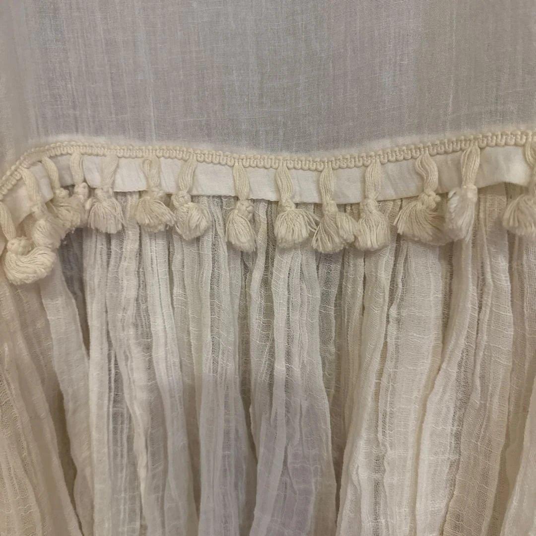 【新品タグ付き】フリンジ付き刺繍オフホワイトトップス　メドモアゼル