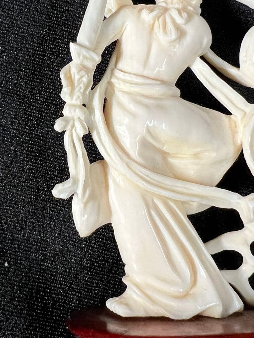 象牙風 剣を持つ女性像