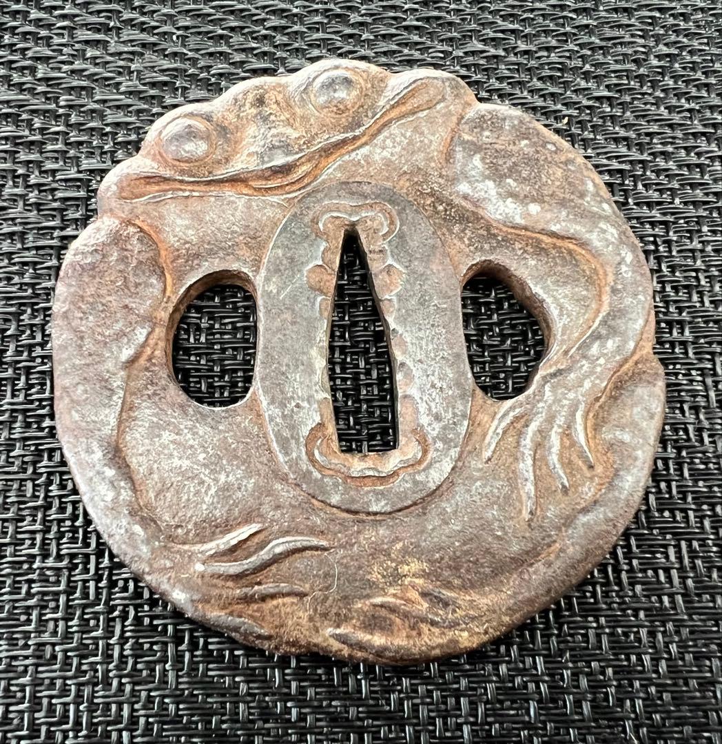 刀装具 刀鍔 蛙文様 鉃地 年代物 無銘 箱付き アンティーク