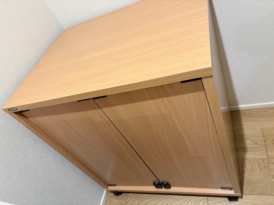 キャスター付き木製本棚 鍵付き　収納　同人誌　ラック　本棚