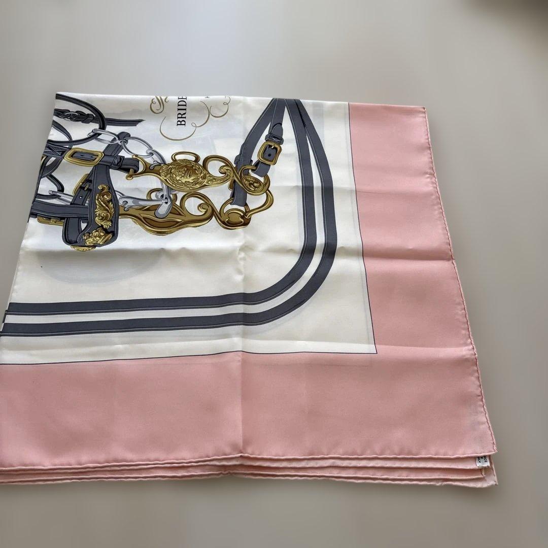 新品未使用のエルメスの上品で優雅なシルク、エルメススカーフです