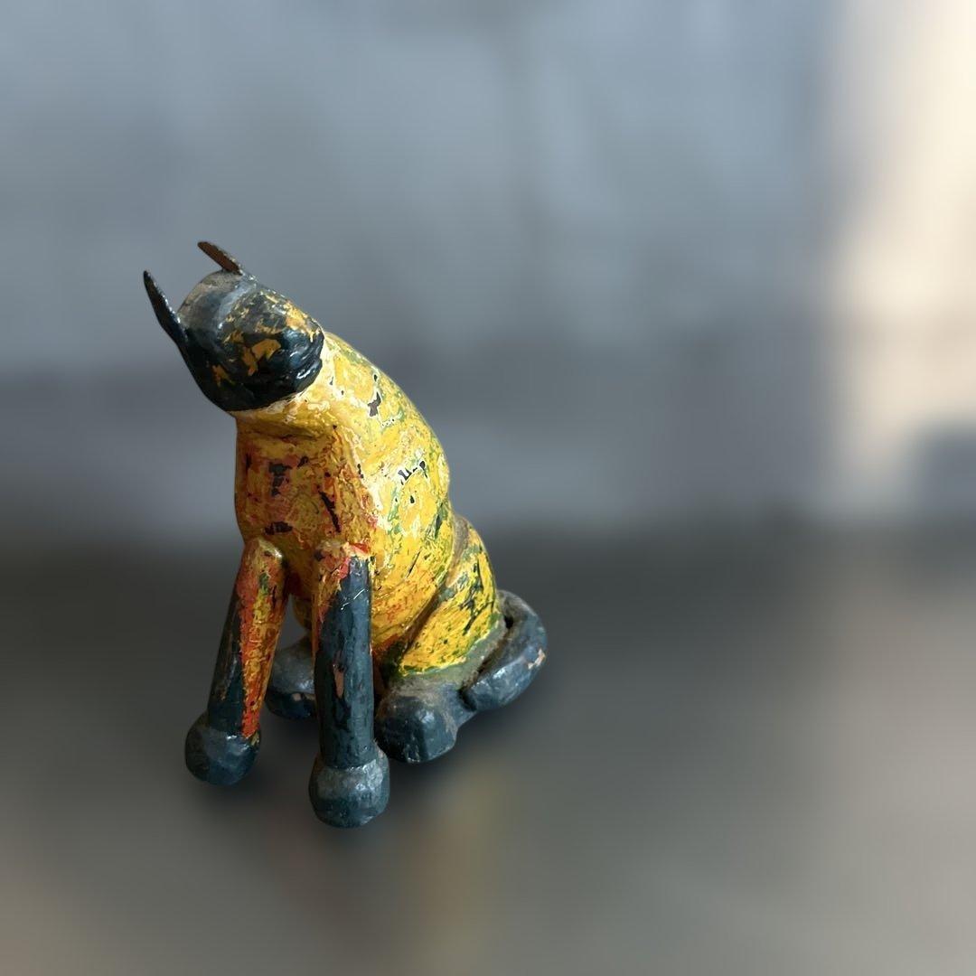 シュールな木製犬の置物 手作りアートスタイル