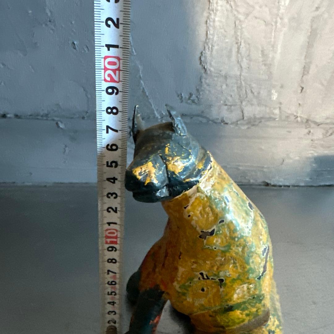 シュールな木製犬の置物 手作りアートスタイル