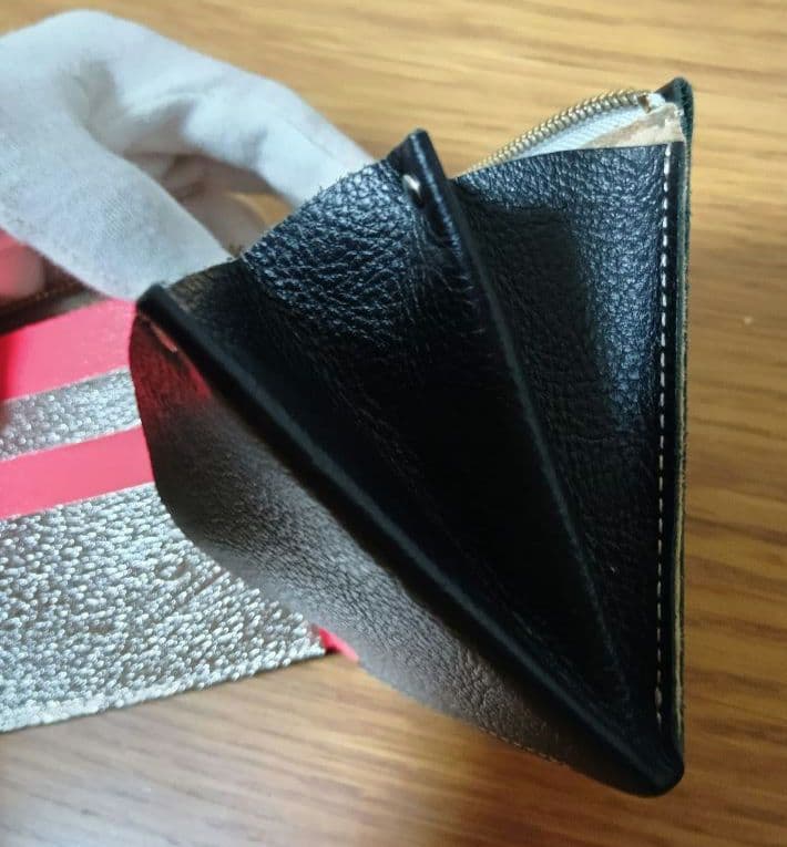 美品カーマイン carmine One Wallet Black NEONRed